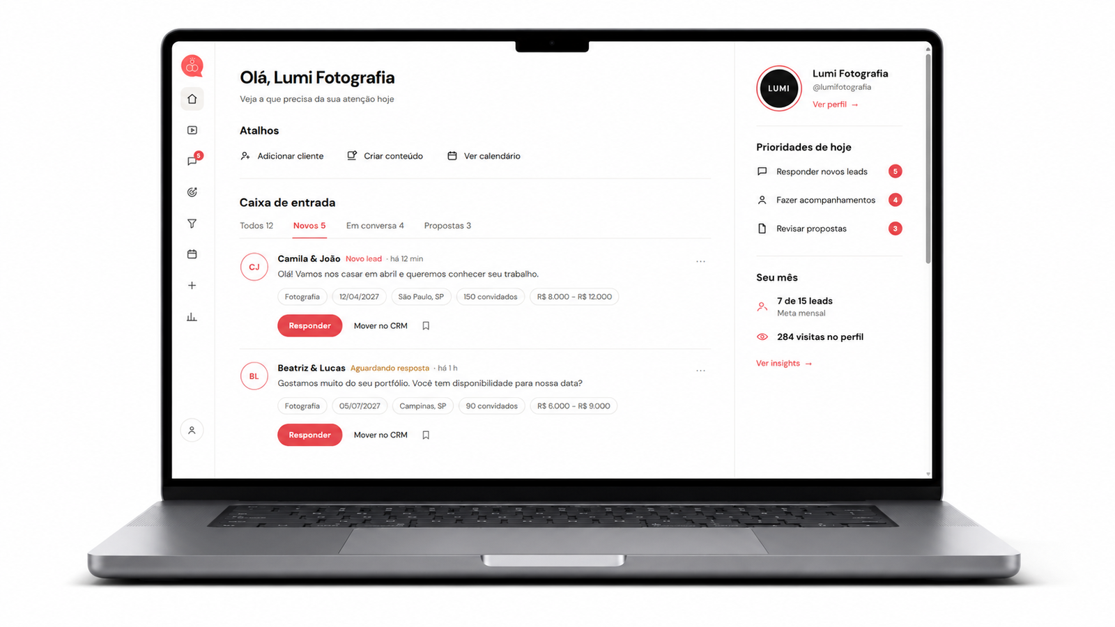 Noivei em um notebook e conversa com o casal no celular