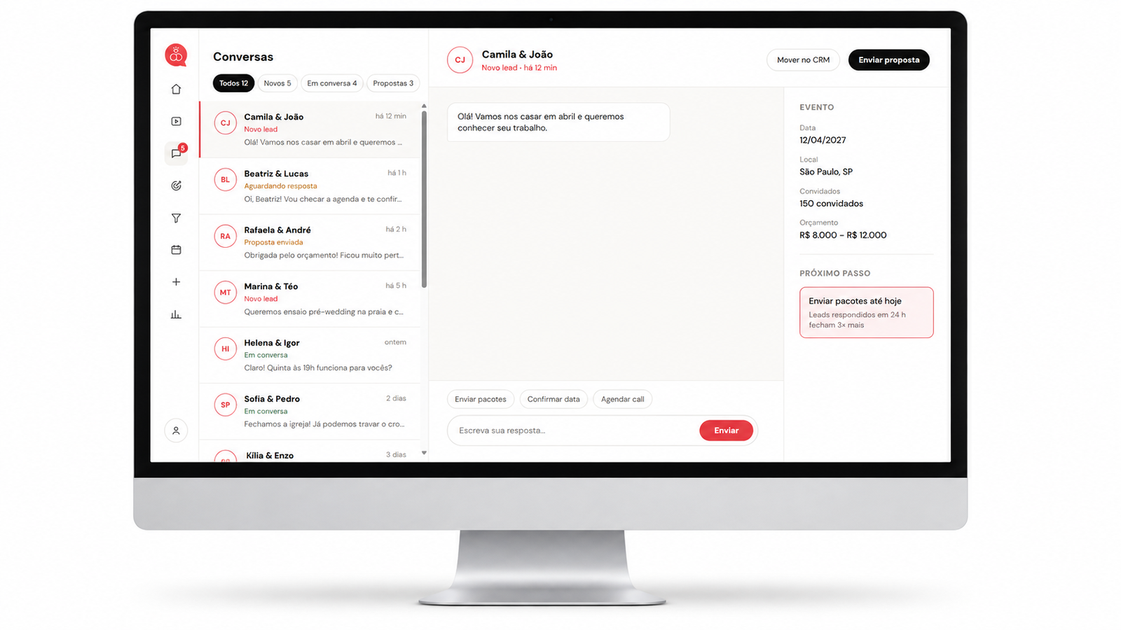 CRM do Noivei com oportunidades por etapa em um tablet